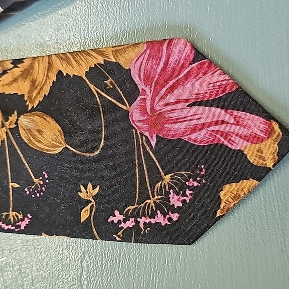 GANTMENS TIE. Floral design.  Good used condition. - Picture 2 of 5